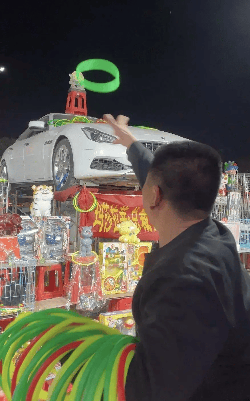 “套圈套中玛莎拉蒂”系摆拍？摊主自称与该顾客相识，官方：正在调查